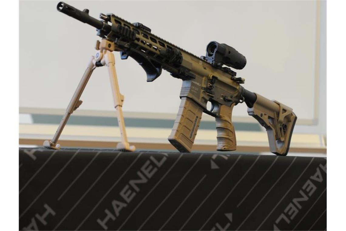 Streit um Gewehrpatent: Haenel zieht vor Gericht Das halbautomatische Sturmgewehr Modell CR223 des Herstellers Haenel. Foto: Wolf von Dewitz/dpa