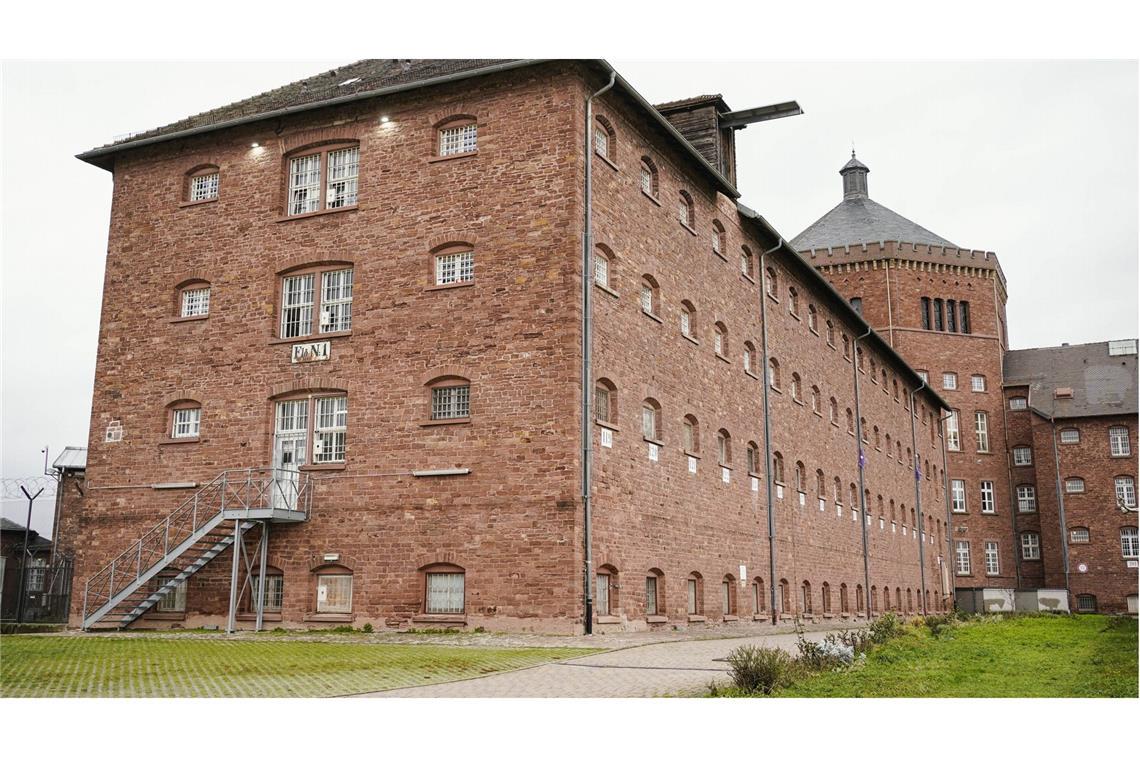 Das Hauptgebäude der Justizvollzugsanstalt in Bruchsal. Unter der Aufsicht von zwei Beamten der JVA war ein verurteilter Mörder  bei einem beaufsichtigten Freigang geflohen.