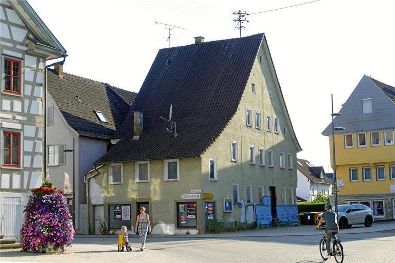 Das Haus an der Ecke des Marktplatzes (links im Bild das Rathaus) hat schon bessere Zeiten gesehen. Foto: Ute Gruber