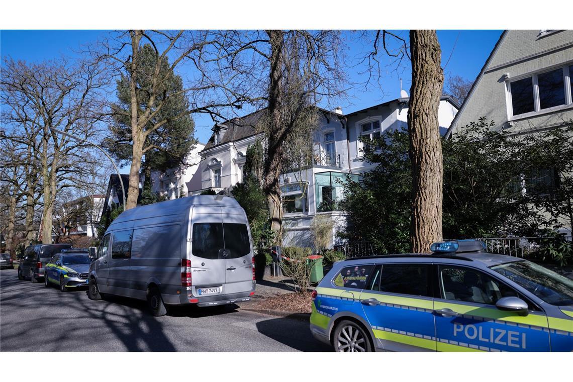 Das Haus, in dem der 25-jährige Tatverdächtige zwei Menschen mit einem Messer verletzt haben soll, liegt in einer ruhigen Wohnstraße im Stadtteil Marienthal.