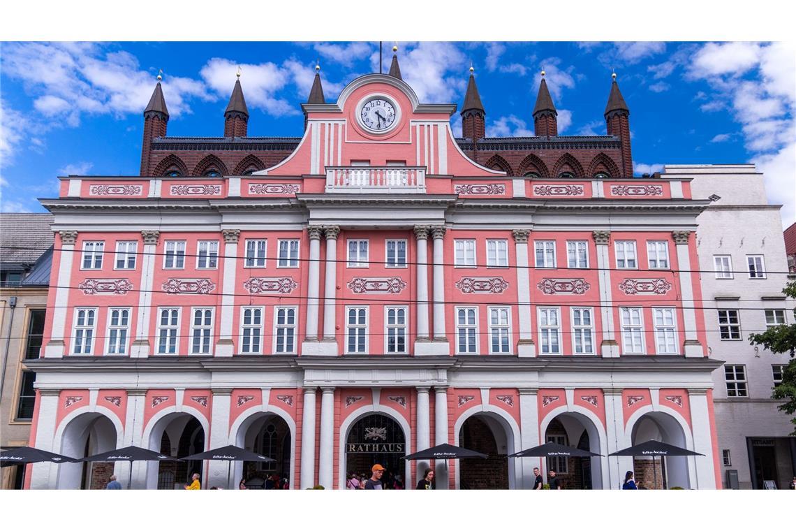 Das historische Rathaus von Rostock mit dem Sitzungssaal der Bürgerschaft und Büros der Oberbürgermeisterin.