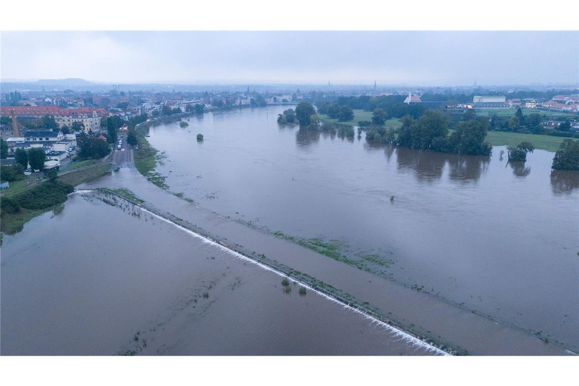 Das Hochwasser der Elbe tritt in der Flutrinne zwischen den Dresdner Stadtteilen Kaditz und Mickten über das Ufer.