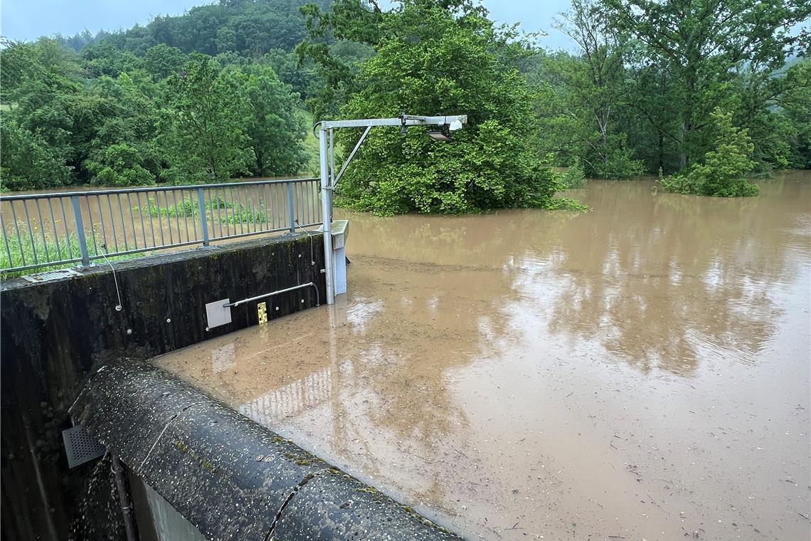 Das Hochwasserrückhaltebecken Glasofenbach in Rudersberg am 1. Juni 2024. Links ist ein gelb-schwarzer Lattenpegel zu sehen, rechts ein moderner Pegel. Foto: Landratsamt