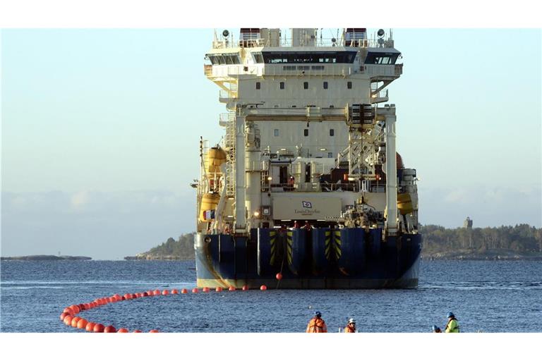 Das Installationsschiff „Ile de Brehat“ verlegt das Sea-Lion-Unterseekabel (C-Lion).