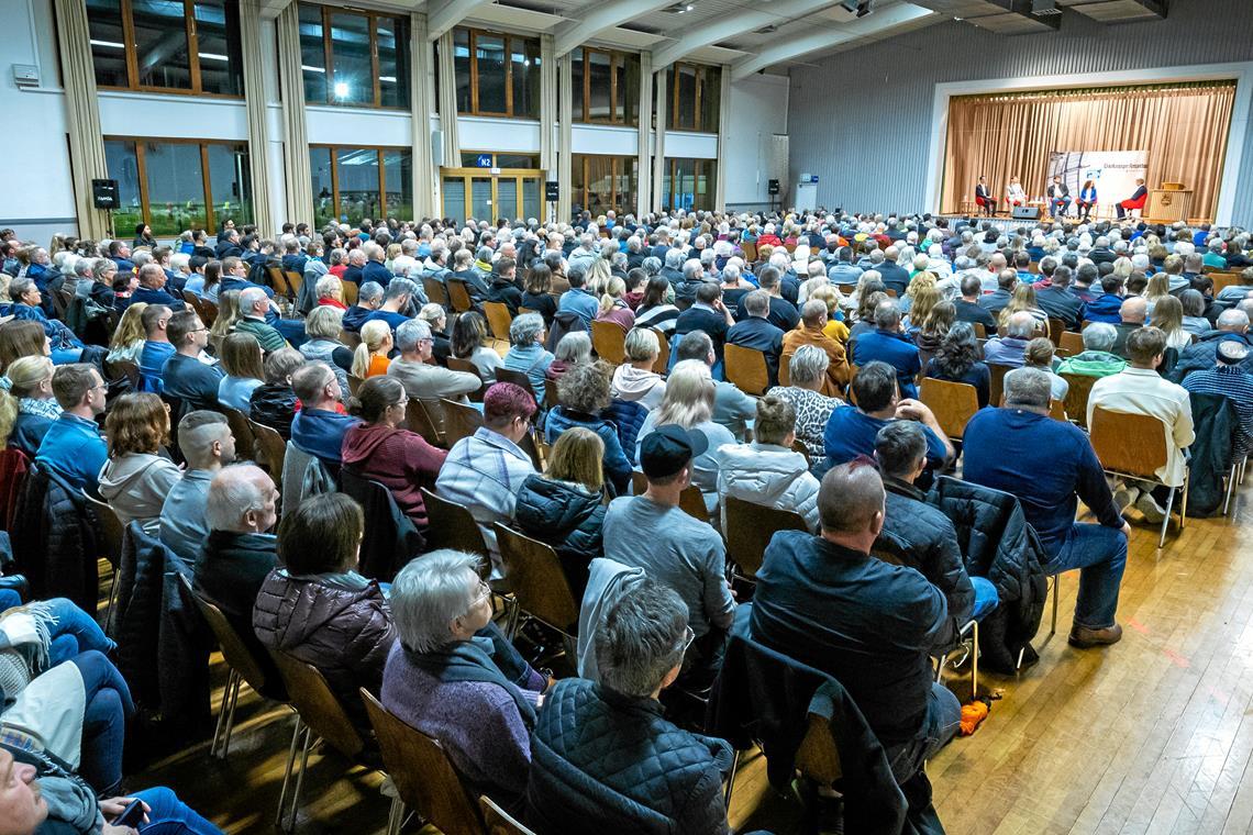 Das Interesse an der Kandidatenvorstellung war riesig. Am Ende der Veranstaltung äußerten sich viele Besucher sehr wohlwollend über das kompetente Kandidatenfeld. Foto: Alexander Becher