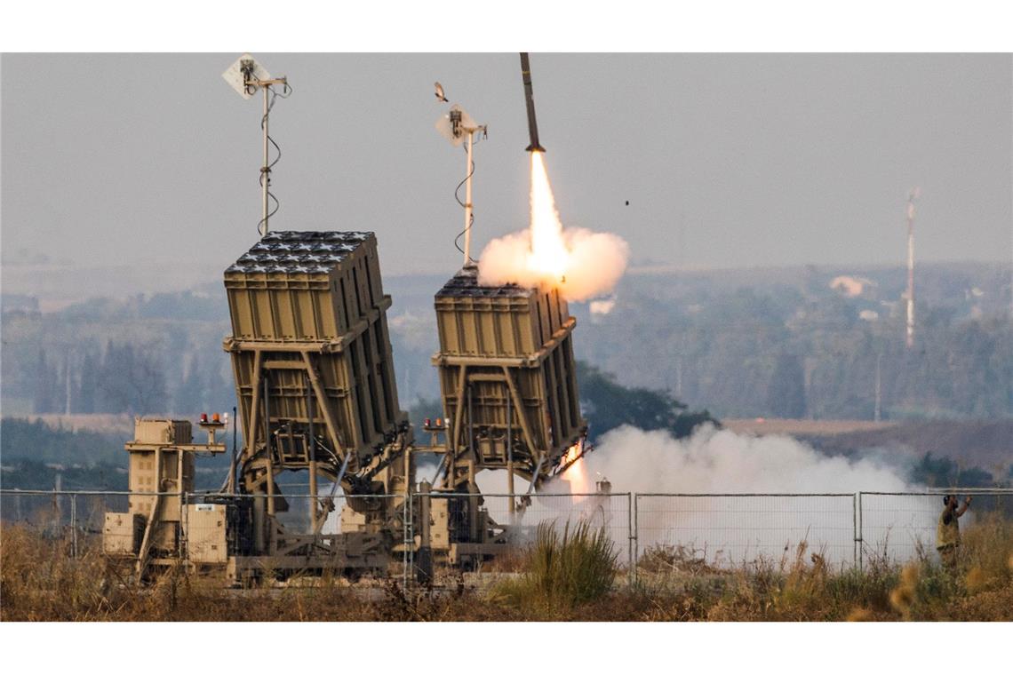 Das Iron-Dome-Raketenabwehrsystem feuert eine Abfangrakete ab.