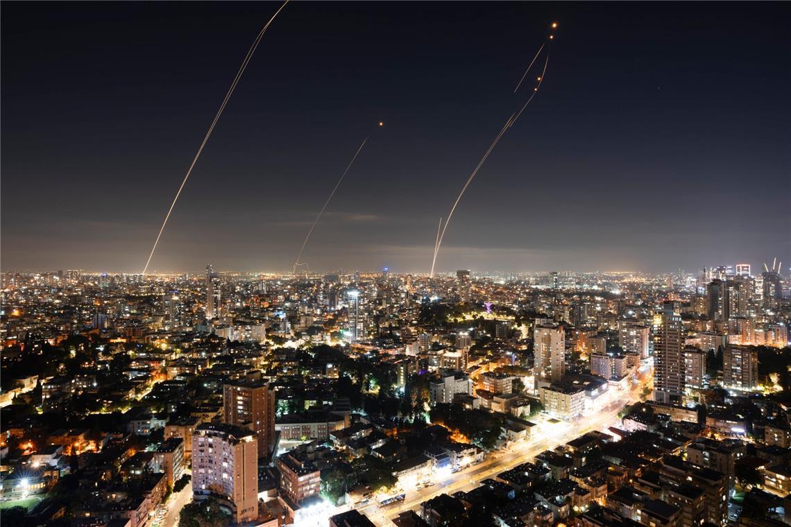 Das israelische Luftabwehrsystem Iron Dome fängt eine aus dem Gazastreifen abgefeuerte Rakete ab.