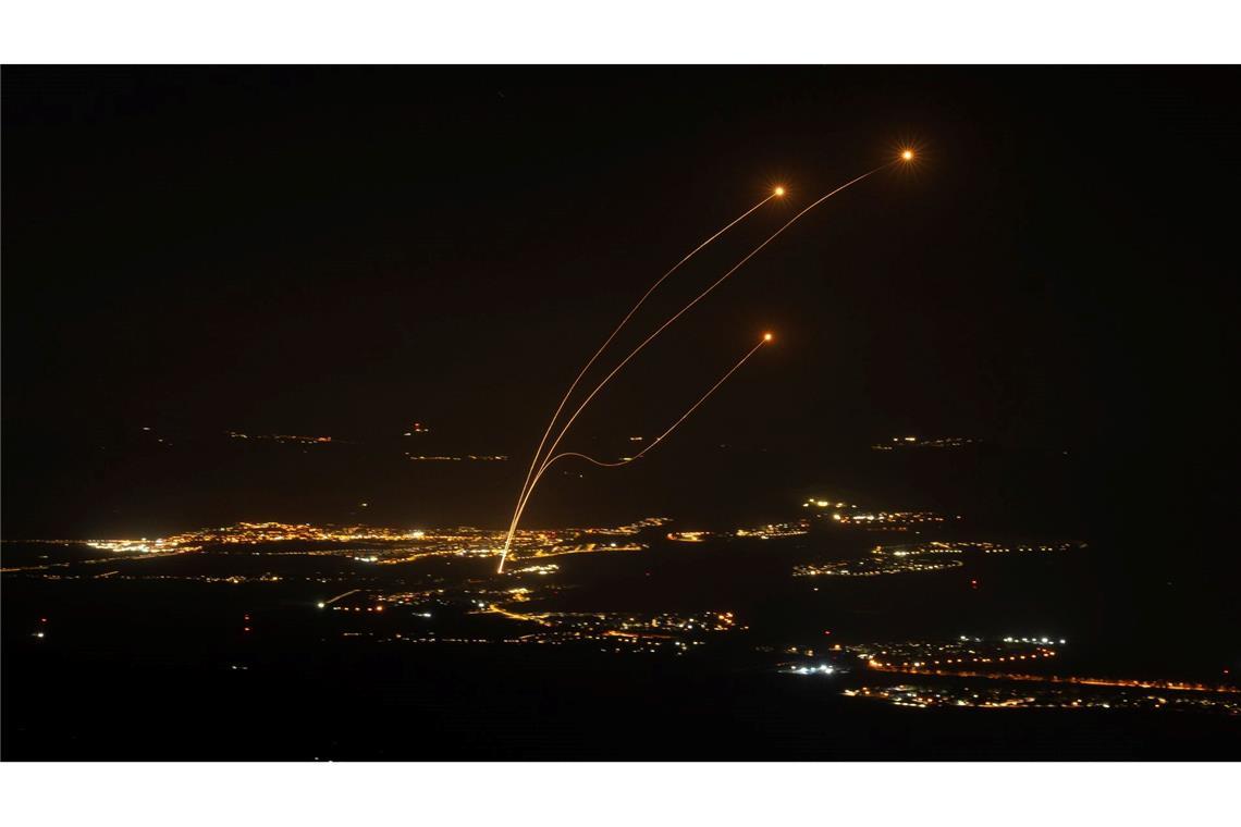 Das israelische Luftabwehrsystem Iron Dome feuert, um Raketen aus dem Libanon abzufangen.