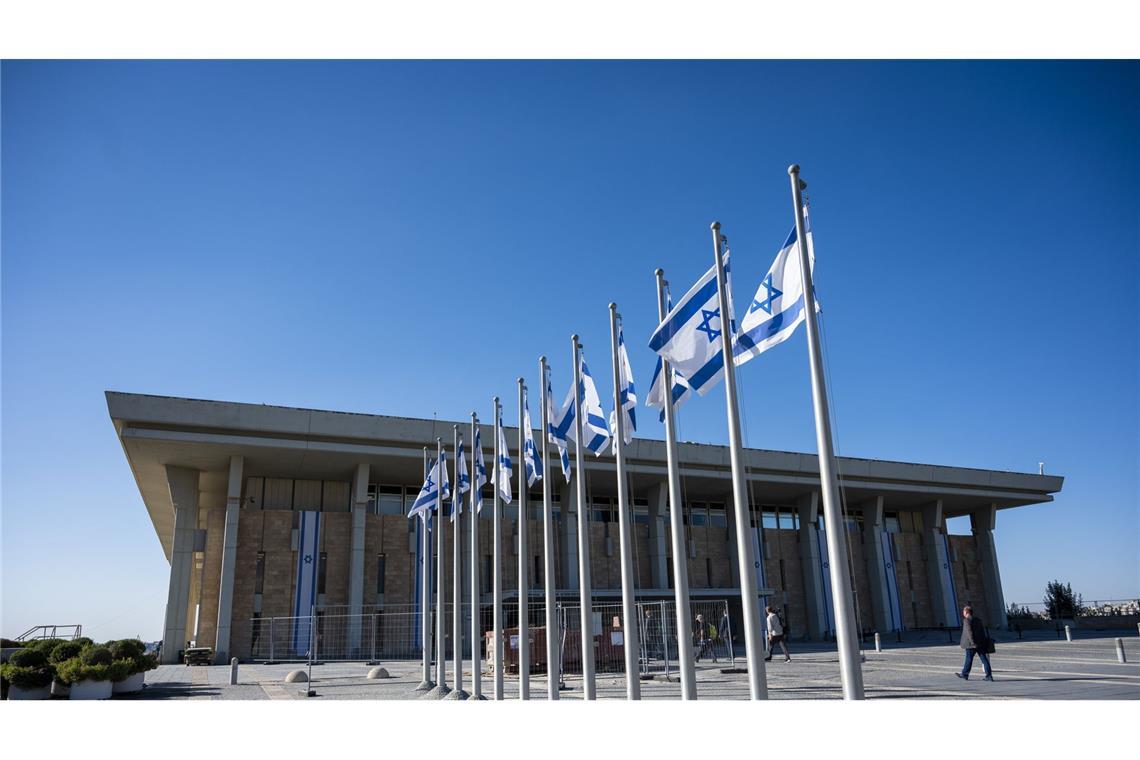 Das israelische Parlament Knesset schränkt die Arbeit des UN-Hilfswerks stark ein.