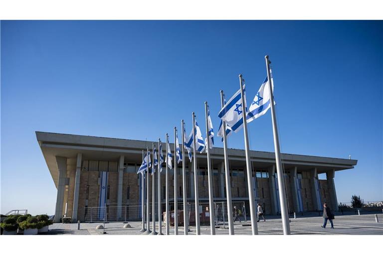 Das israelische Parlament Knesset schränkt die Arbeit des UN-Hilfswerks stark ein.