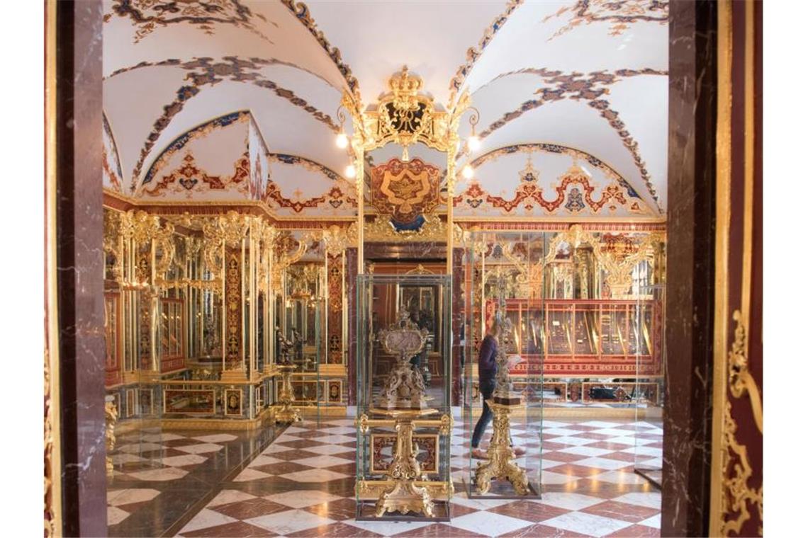 Dresdner Juwelendiebstahl: Anonymer Mäzen lockt mit Geld Das Juwelenzimmer im Historischen Grünen Gewölbe im Dresdner Schloss (Archiv). Ein Kunstmäzen bietet den Juwelendieben 1,3 Millionen Euro für die Rückführung des Diebesguts. Foto: Sebastian Kahnert/zb/dpa