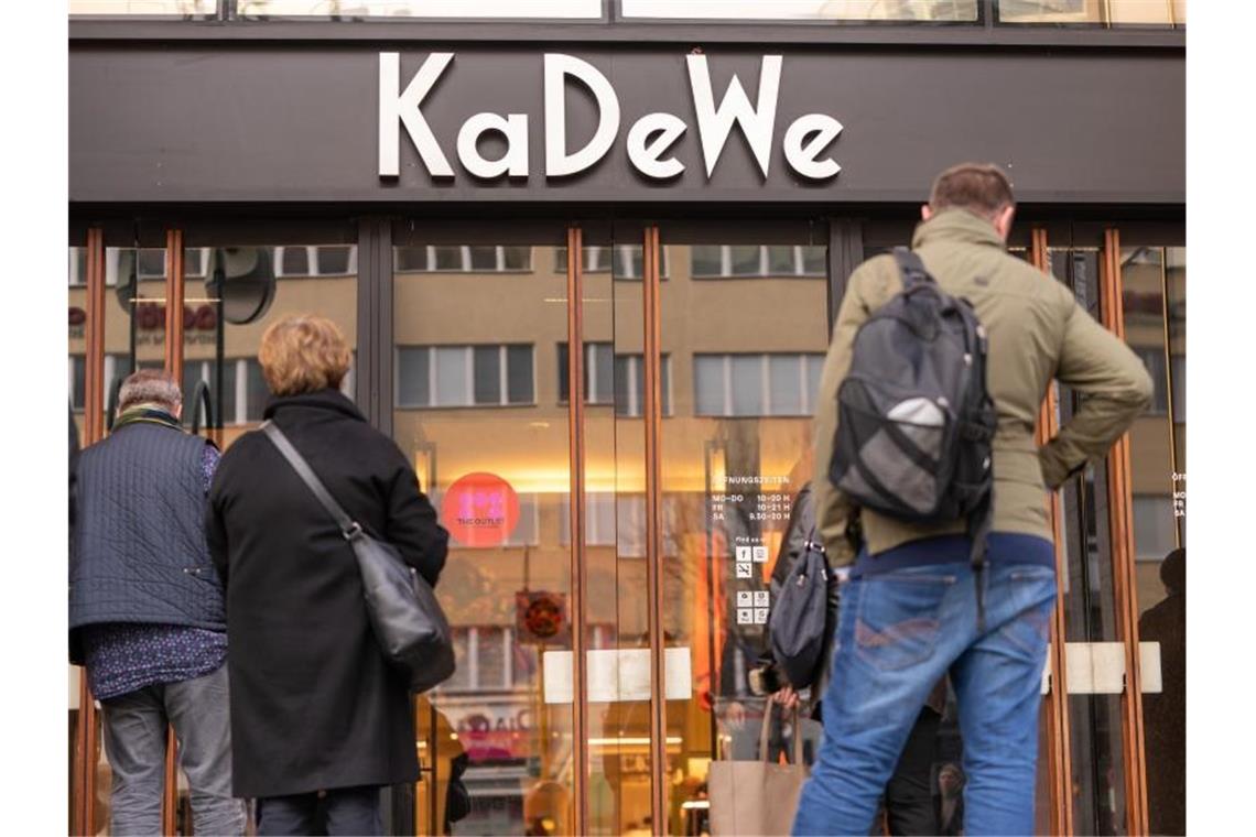Gerichte uneins über Verkaufsverbote für große Einzelhändler Das KaDeWe in Berlin gehört zu den Kaufhäusern, die wieder öffnen dürfen. Foto: Michael Kappeler/dpa