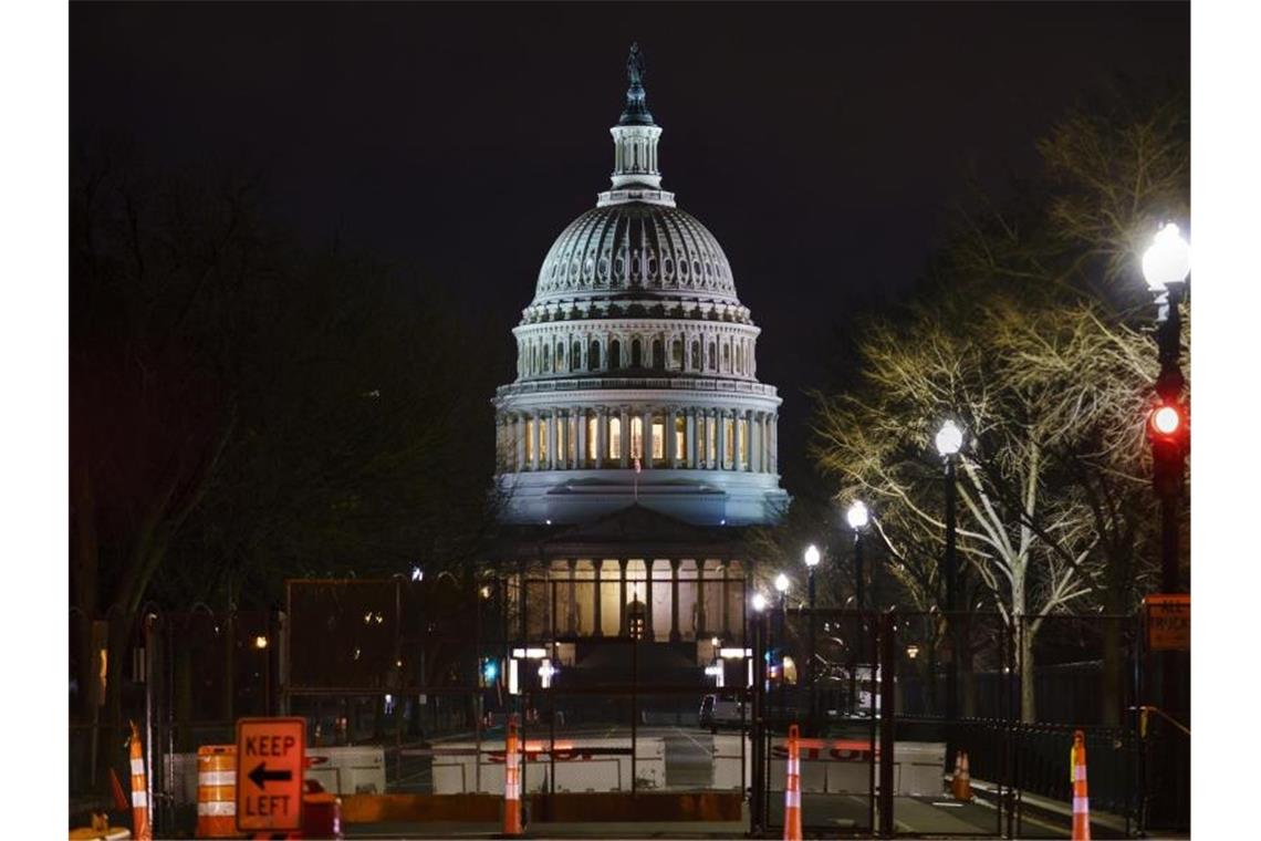 Ankläger: Trump bereitete Boden für Kapitol-Attacke Das Kapitol ist abgeriegelt. Hinter dem Zaun beginnt das Amtsenthebungsverfahren gegen den ehemaligen US-Präsidenten Trump. Foto: J. Scott Applewhite/AP/dpa