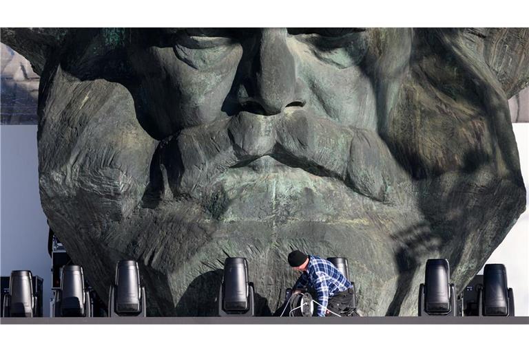 Das Karl-Marx-Monument ist Kulisse der großen Eröffnungsshow am Abend.