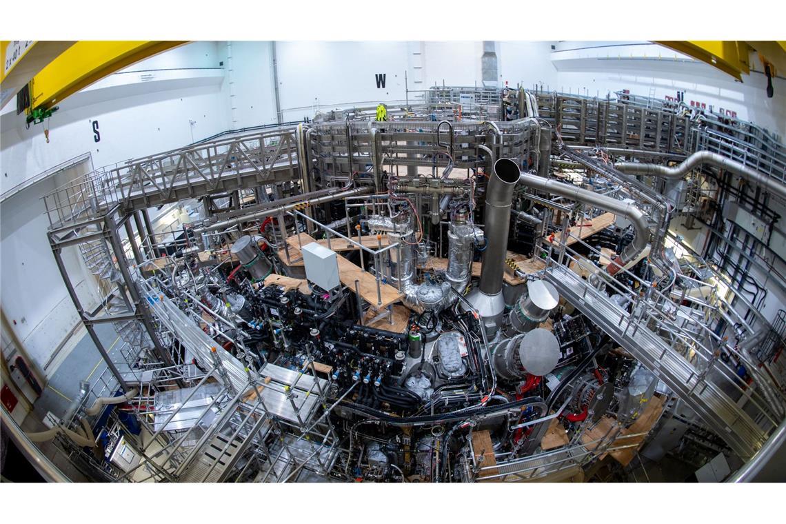 Das Kernfusionsexperiment "Wendelstein 7-X" startet in eine neue heiße Phase und soll mit Hunderten Experimenten Grundlagen für mögliche Kernfusionskraftwerke schaffen.