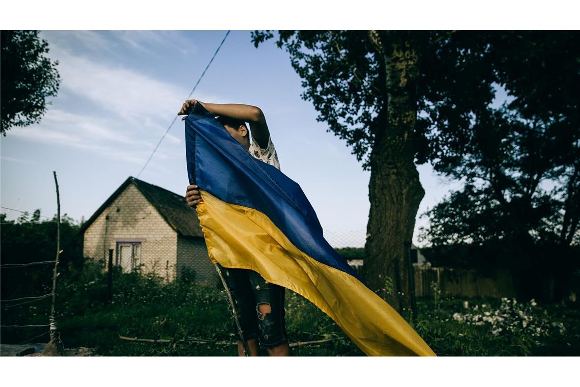 Das Kind setzt "einen Checkpoint" im Dorf Zelene in der Region Charkiw. Die ukrainische Fotografin Julia Kochetova gewann den ersten Preis für ihr Projekt "Krieg ist persönlich".