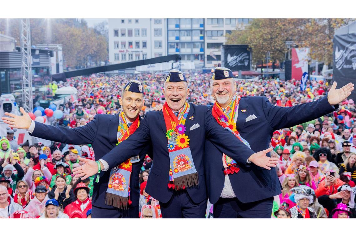 Das Kölner Dreigestirn mit Prinz René I. (M, René Klöver), Bauer Michael (Michael Samm) und Jungfrau Marlis (l, Hendrik Ermen) . Der Karneval 2025 wird queer: Die „StattGarde Colonia Ahoj“ stellt das Kölner Dreigestirn. In Köln wird die fünfte Jahreszeit erstmals von einem queeren Karnevalsverein angeführt.