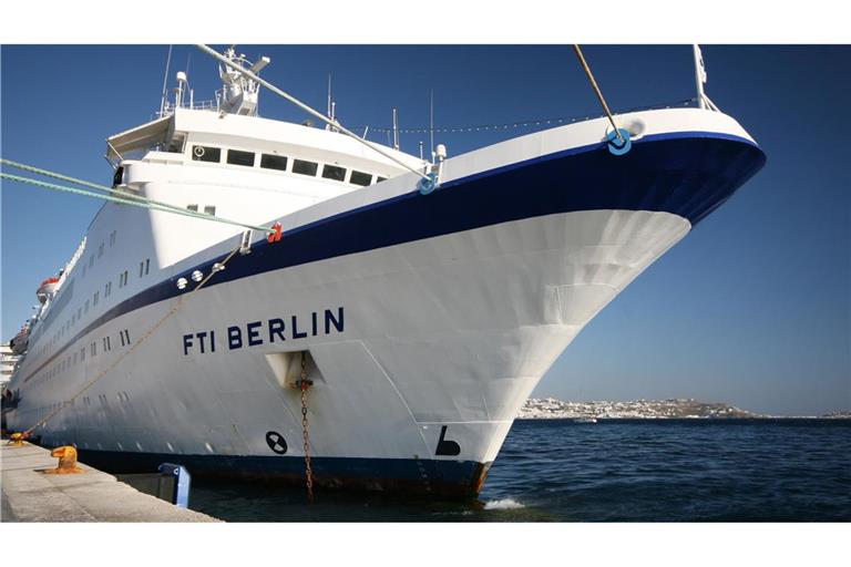 Das Kreuzfahrtschiff MS Berlin von dem deutschen Reiseveranstalter FTI Group liegt in einem Hafen. Das Unternehmen hat jüngst Insolvenz angemeldet. (Archivbild)