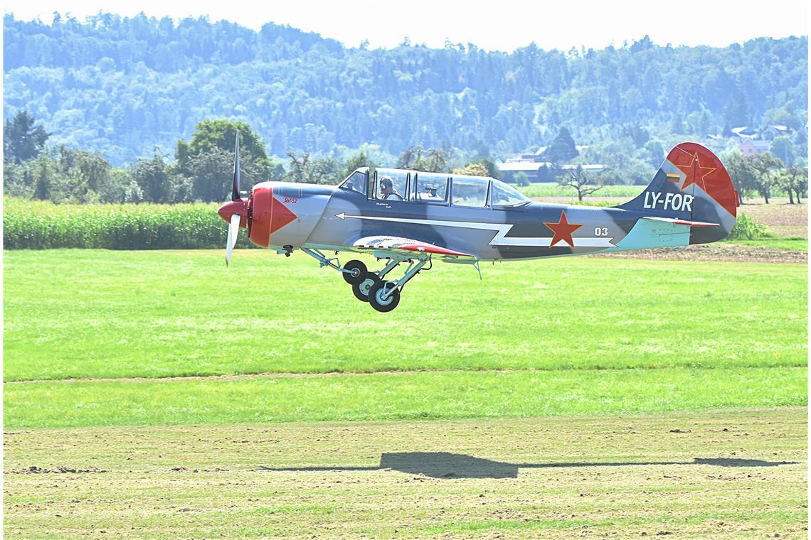 Das Kunstflugzeug LY-FOR Jakowlew Jak-52, geflogen von Volker Fischer. 