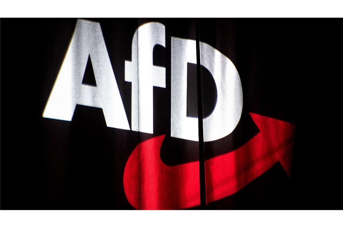 Das Logo der AfD auf einen Vorhang projeziert – Politiker von SPD und Union warnen vor einer Stimmabgabe für die AfD (Symbolfoto).