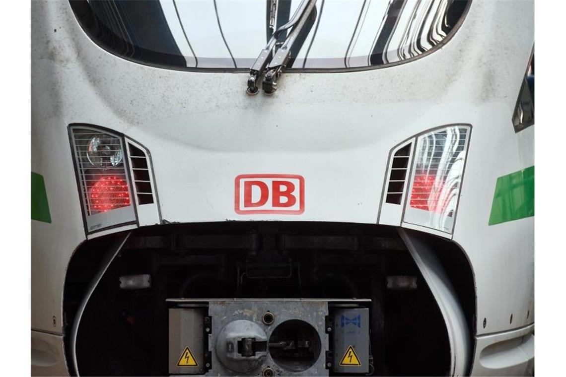 Das Logo der Bahn ist auf der Front eines ICE zu sehen. Foto: Bernd Thissen/dpa/Archivbild