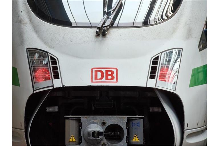 Das Logo der Bahn ist auf der Front eines ICE zu sehen. Foto: Bernd Thissen/dpa/Archivbild