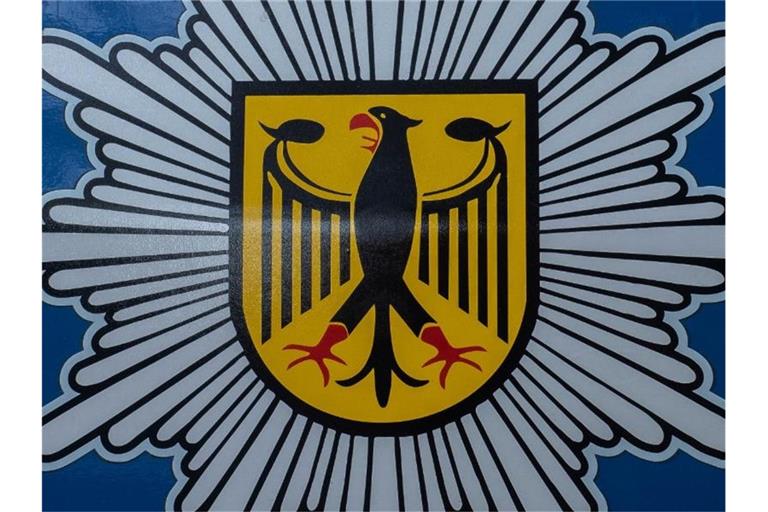 Das Logo der Bundespolizei ist an einem Fahrzeug zu sehen. Foto: Paul Zinken/dpa-Zentralbild/ZB/Symbolbild