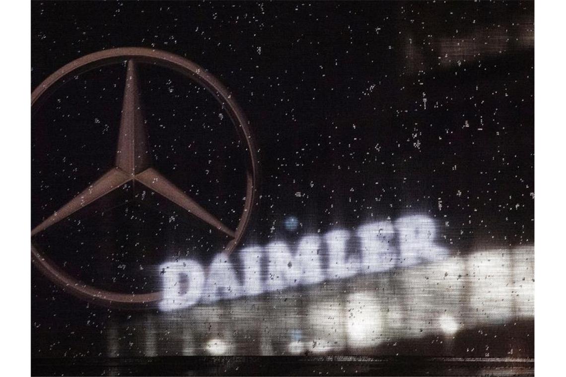 Das Logo der Daimler AG an einem Betriebsgebäude. Foto: Marijan Murat/dpa/Bildarchiv