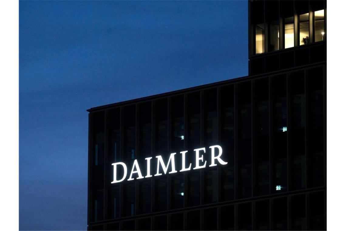 Das Logo der Daimler AG. Foto: Marijan Murat/dpa