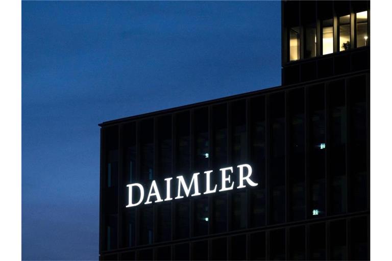 Das Logo der Daimler AG. Foto: Marijan Murat/dpa