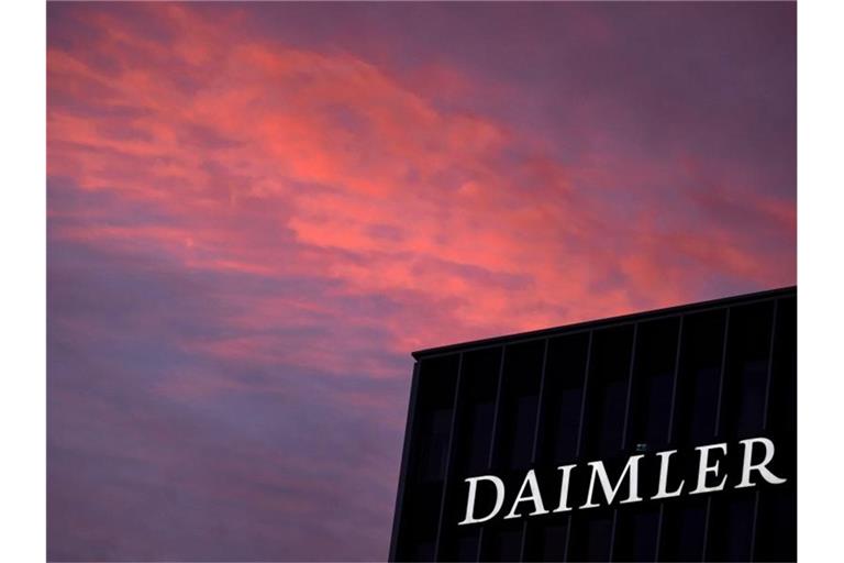 Das Logo der Daimler AG in der Morgendämmerung. Foto: Marijan Murat/dpa/Archivbild
