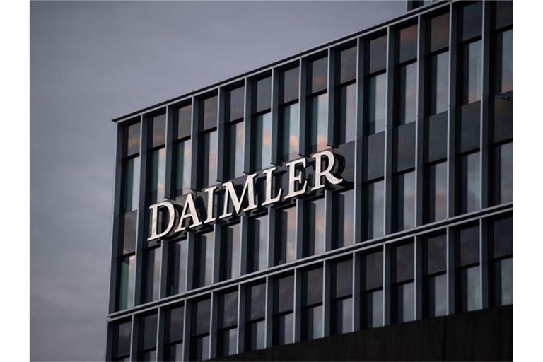 Das Logo der Daimler AG ist an der Konzernzentrale im Mercedes Benz-Werk in Untertürkheim zu sehen. Foto: Marijan Murat/dpa/archiv