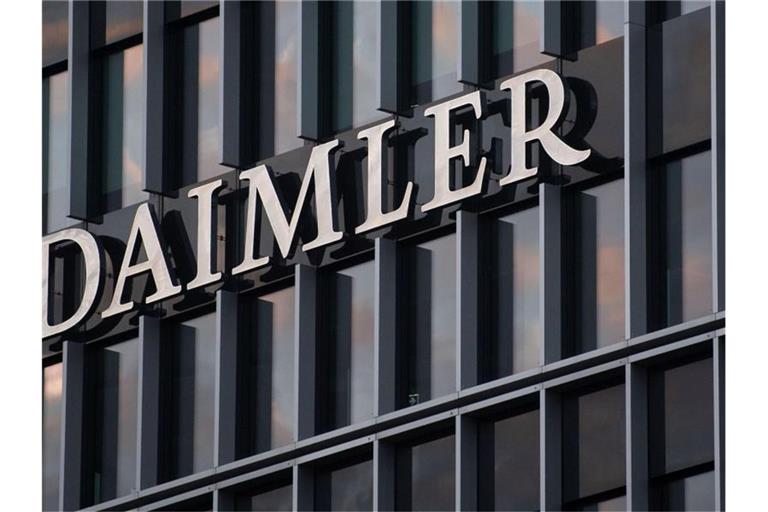 Das Logo der Daimler AG ist an der Konzernzentrale im Mercedes Benz-Werk zu sehen. Foto: Marijan Murat/dpa/Symbolbild