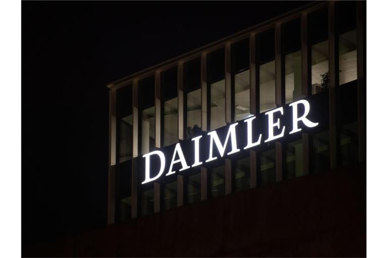 Das Logo der Daimler-AG ist an der Konzernzentrale zu sehen. Foto: Marijan Murat/dpa/Archivbild