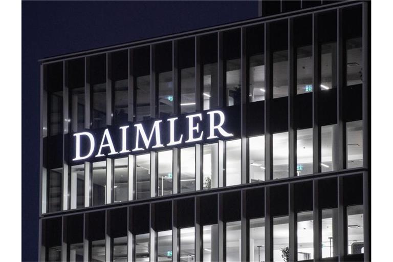 Das Logo der Daimler-AG ist an der Konzernzentrale zu sehen. Foto: Marijan Murat/dpa/Archivbild