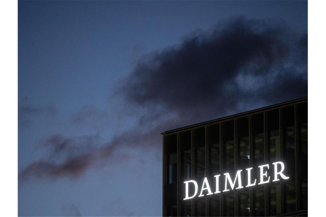 Daimler scheitert mit Widersprüchen gegen Diesel-Rückrufe Das Logo der Daimler AG ist auf einer Fassade der Konzernzentrale zu sehen. Foto: Marijan Murat/dpa/Archivbild