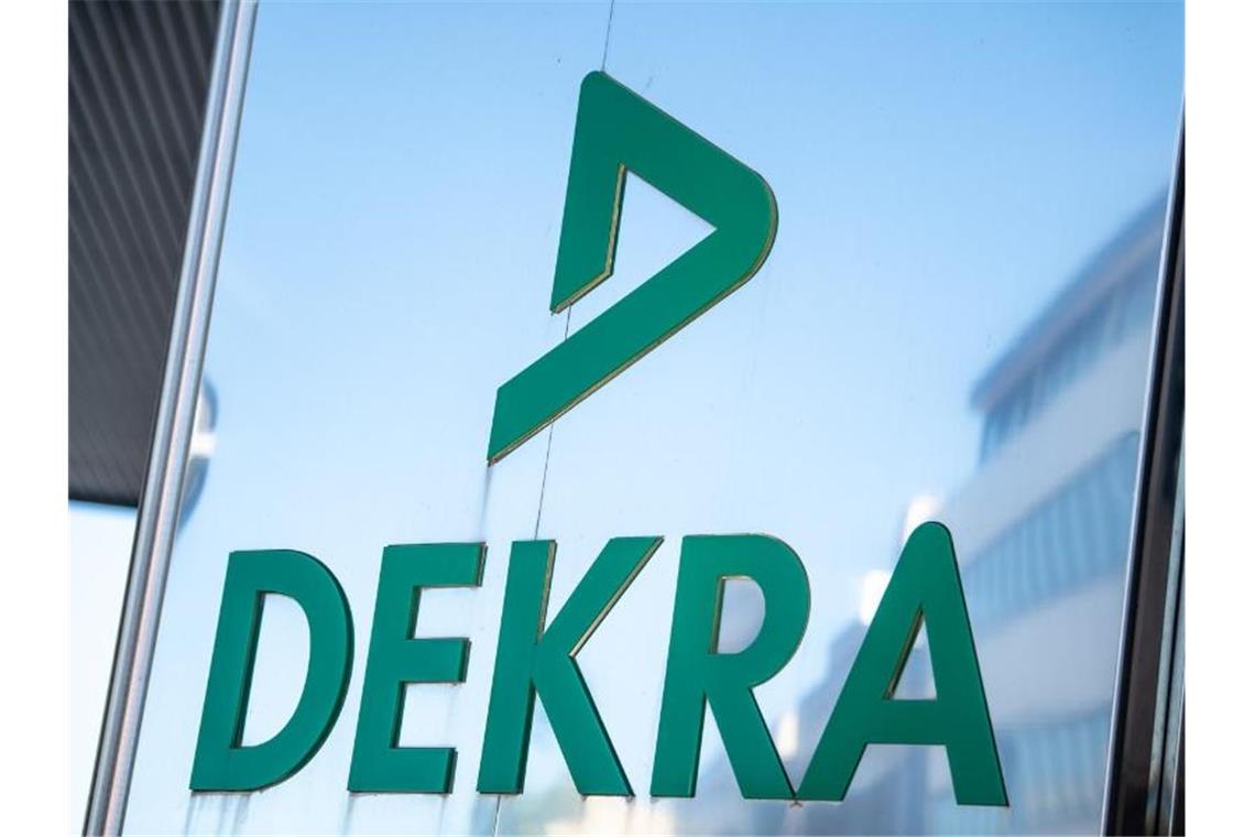 Das Logo der Dekra steht am Firmengebäude. Foto: Fabian Sommer/dpa/Archivbild