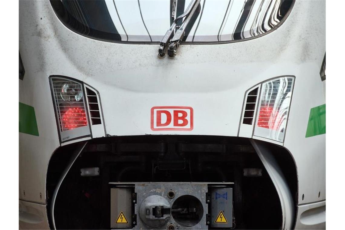 Das Logo der Deutschen Bahn ist auf der Front eines ICE zu sehen. Foto: Bernd Thissen/dpa/Symbolbild