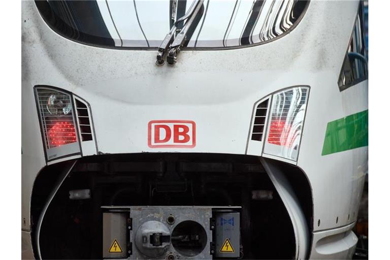 Das Logo der Deutschen Bahn ist auf der Front eines ICE zu sehen. Foto: Bernd Thissen/dpa/Symbolbild