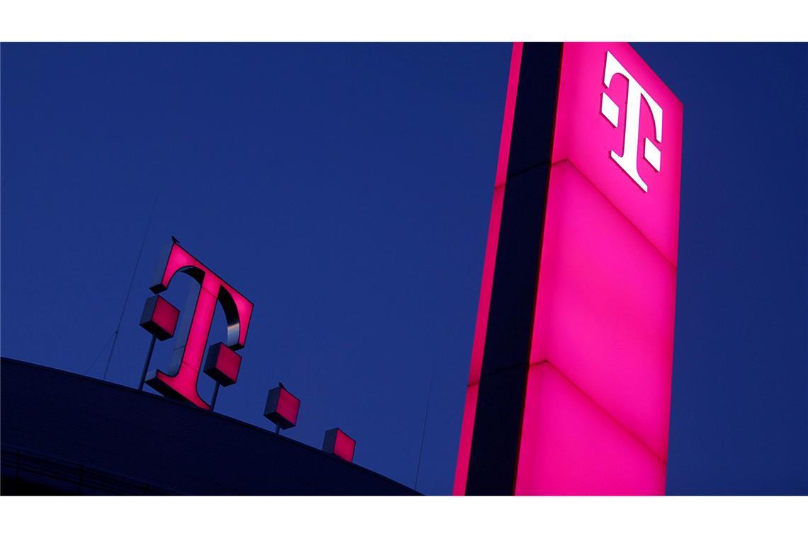 Das Logo der Deutschen Telekom leuchtet auf dem Dach der Unternehmenszentrale.