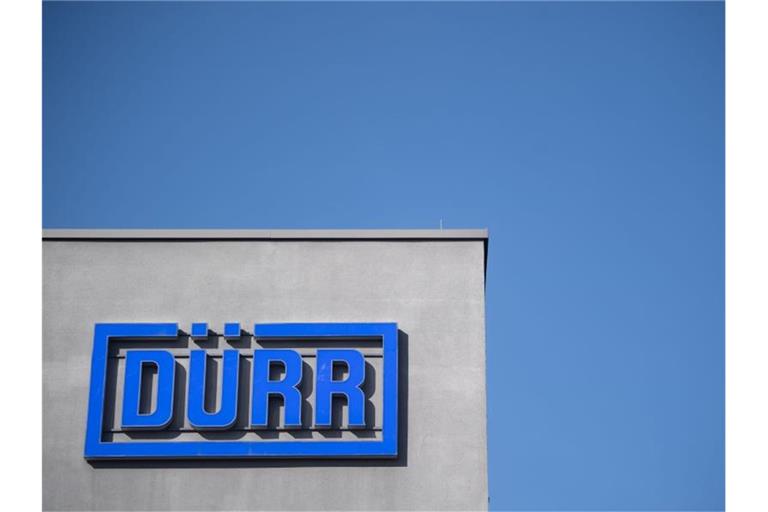 Das Logo der Dürr AG an der Fassade des Hauptsitzes des Unternehmens. Foto: Marijan Murat/dpa/Archivbild