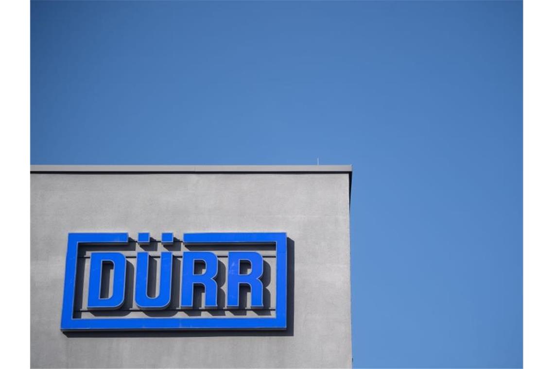 Das Logo der Dürr AG ist an der Fassade des Hauptsitzes des Unternehmens zu sehen. Foto: Marijan Murat/dpa