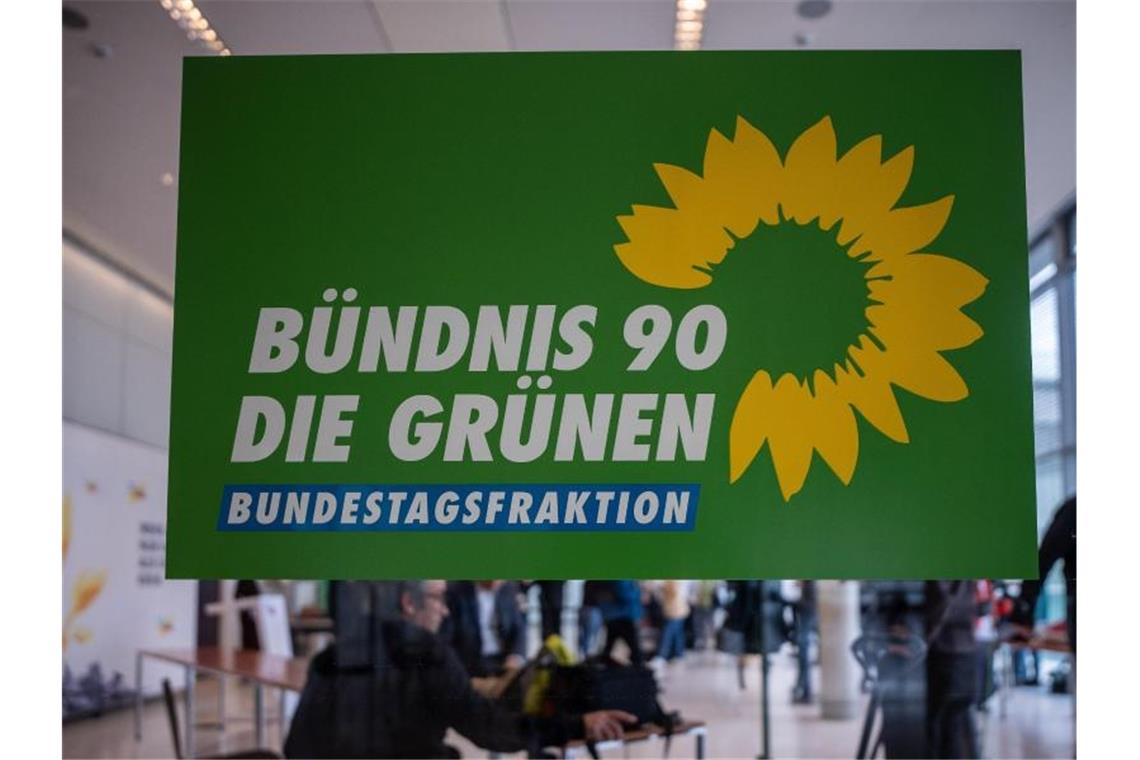 Das Logo der Fraktion von Bündnis90/Die Grünen im Deutschen Bundestag. Foto: Michael Kappeler/dpa/Symbolbild