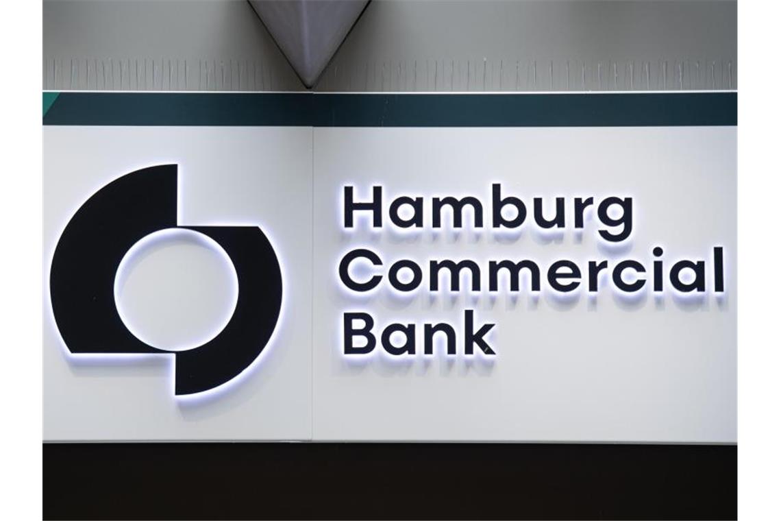 Wegen Cum-Ex: Staatsanwälte durchsuchen frühere HSH Nordbank Das Logo der Hamburg Commercial Bank, der Nachfolgerin der früheren HSH Nordbank. Foto: Daniel Reinhardt/dpa