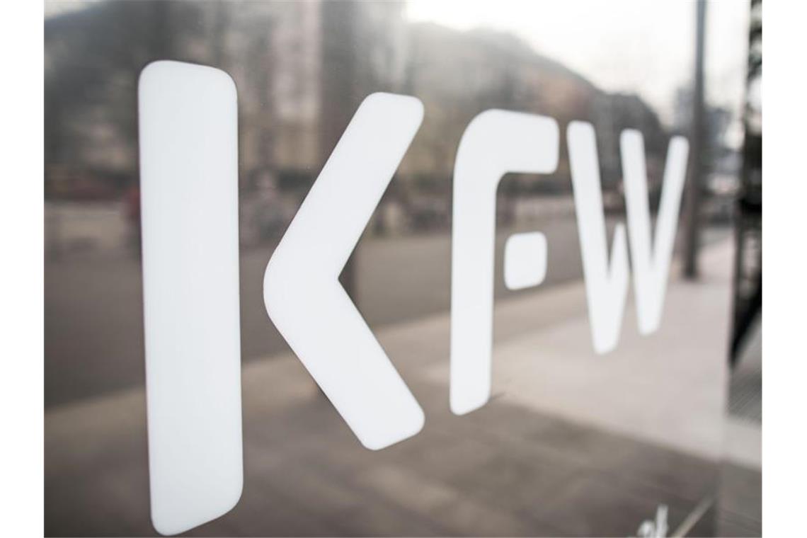 Weiterbildung im Mittelstand bricht in Corona-Krise ein Das Logo der KfW an der Zentrale der KfW Bankengruppe. (Symbolbild). Foto: Frank Rumpenhorst/dpa