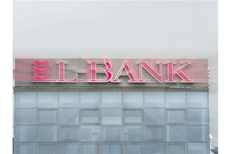 Das Logo der L-Bank prangt am Gebäude der Hauptverwaltung. Foto: Wolfram Kastl/dpa/Symbolbild