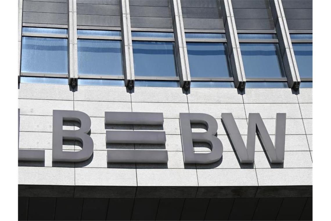 Landesbank Baden-Württemberg mit deutlich mehr Gewinn Das Logo der Landesbank Baden-Württemberg LB BW ist an der Hauptverwaltung in Stuttgart angebracht. Foto: Bernd Weißbrod/dpa