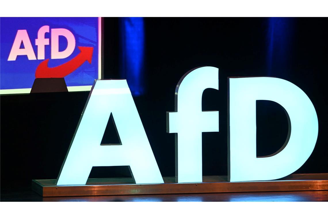 Das Logo der Partei AfD bei einer Wahlkampfkundgebung für die Europawahl.