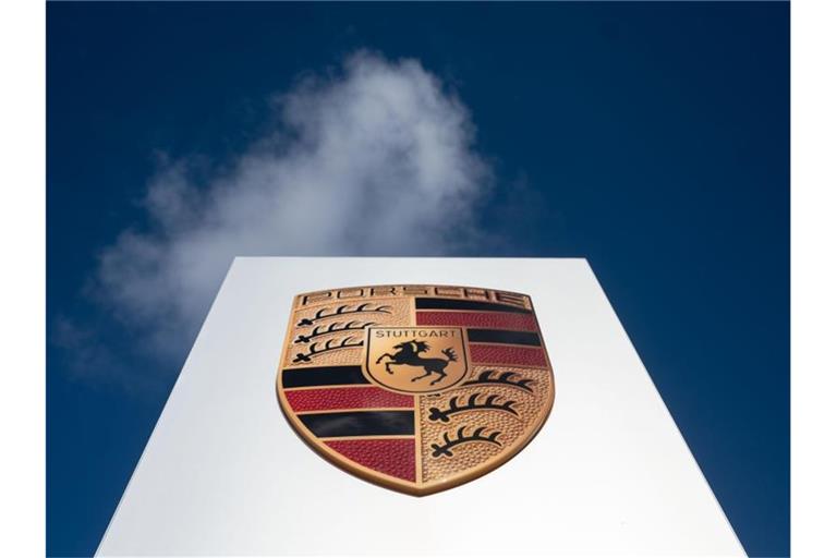 Das Logo der Porsche AG vor leicht bewölktem Himmel. Foto: Marijan Murat/dpa/Archivbild