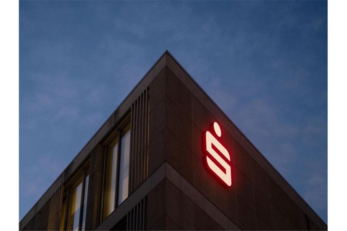 Das Logo der Sparkasse an der Fassade eines Gebäudes. Foto: Marijan Murat/dpa/Archivbild